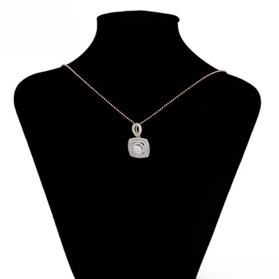 Evelyn Pendant With Necklace