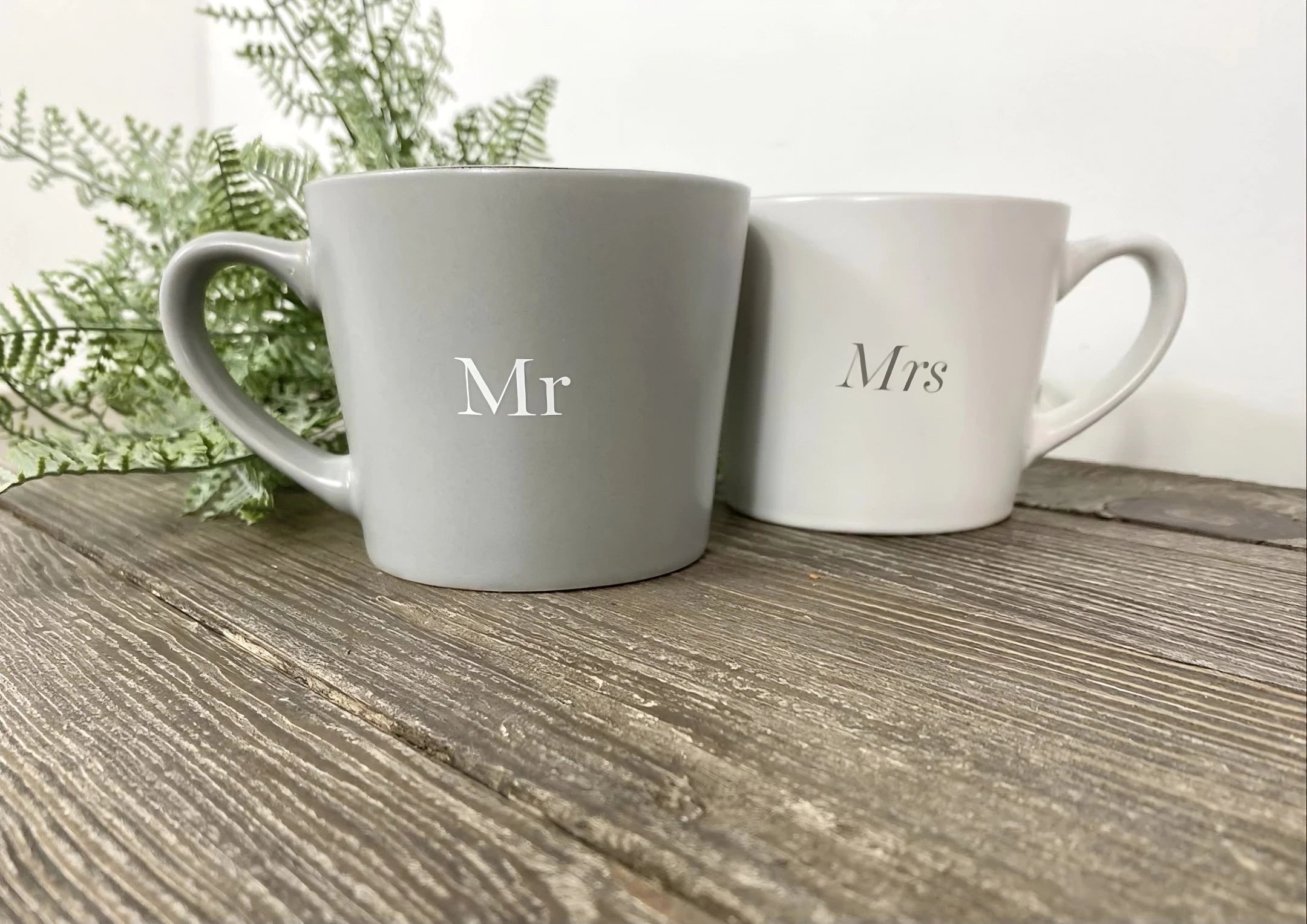 AMORE SET OF 2 GREY & WHITE MUGS - MR & MRS